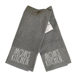 NEW Rae Dunn MOM’S KITCHEN. Set of 2 Kitchen Towels